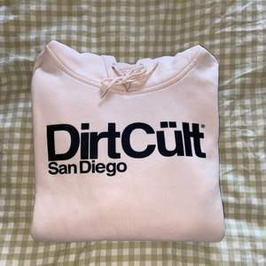Jag säljer min ljusrosa Dirtcült san Diego tröja, då jag inte längre använder den. Den är i bra skick. Storleken är Small, men skulle säga att den passar Xs, S och även M. En liten defekt finnes som jag skickar bild på privat. Skriv ett sms vid intresse så kommer vi överens om ett pris! Köparen står för frakten 🤎🤍