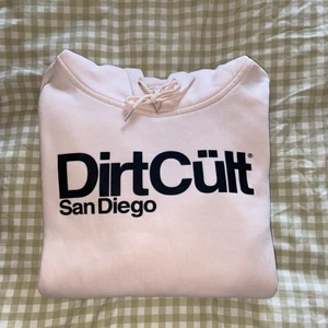 Dirtcült san Diego Hoddie - Jag säljer min ljusrosa Dirtcült san Diego tröja, då jag inte längre använder den. Den är i bra skick. Storleken är Small, men skulle säga att den passar Xs, S och även M. En liten defekt finnes som jag skickar bild på privat. Skriv ett sms vid intresse så kommer vi överens om ett pris! Köparen står för frakten 🤎🤍