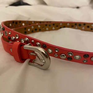 Bälte  - Fint bälte i färgen röd, rosa med snygga detaljer! 20kr + frakt!❤️