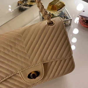 Väska - Gräddvit/beige väska med guld detaljer, som ny. Köparen står för frakten, kan skickas spårbart. 📦