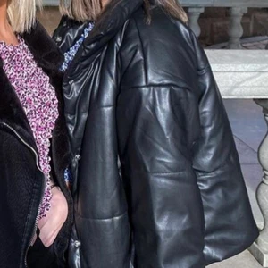 Puffjackan🖤 - Bilder tagna från Ida Carlssons instagram då jag inte hittar mina egna!! Skriv för fler bilder isåfall. Jacka storlek M jätte skön säljes pga ingen användning🖤