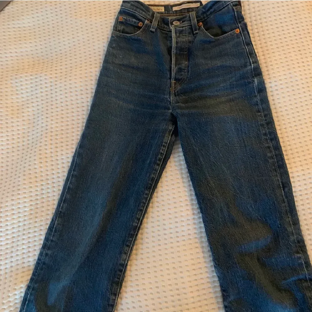 Mörkblå ribcage straight ankle jeans i storlek 23. De är i bra skick! . Jeans & Byxor.
