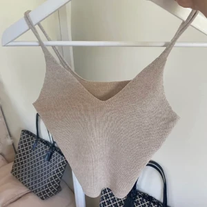 Stickat linne - Så fint linne i storlek S, säljer då det aldrig kommer till användning ❤️