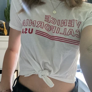 T-shirt från h&m, strl xs - Fin t-shirt från h&m💕 strl xs                                    Säljer då den inte har kommit till användning.                 Den är i väldigt fint skick och är nästan helt oanvänd💞