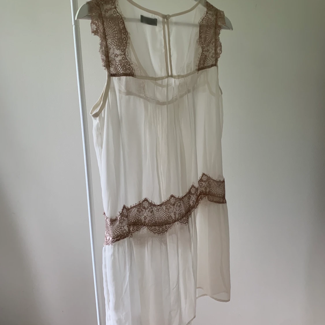 Créme färgad klänning Vero Moda strlk M - 90