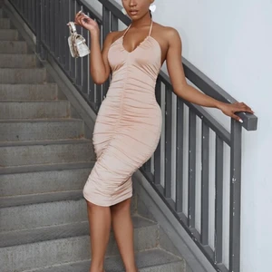 Klänning  - En super snygg tajt klänning 🤍 Storlek S. Använd 1 gång. 