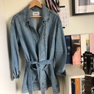 Jeansjacka weekday M - Jeansjacka med midjeband, strl M (men ska vara lite oversize). Nyskick. Pris är förhandlingsbart! 