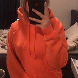 mysig bikbok hoodie i härlig färg (rosa/orange/aprikos). Helt oanvänd