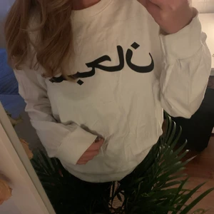 Supreme tröja  - INTRESSEKOLL på min supersnygga supremetröja köpt på droppet! Kommer endast sälja för bra pris då värdet på stockx är 1700 💕 HÖGSTA BUD 900