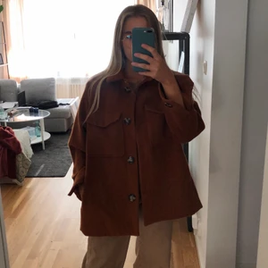 Höstjacka - Supersnygg höstjacka från HM! Köpt förra hösten - använd väl men i gott skick! Storlek L, men jag är 169 och brukar ha M, skulle passa S också beroende på stil!💛💛