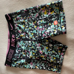 Nike shorts - Använda fåtal gånger. Super sköna och bekväma. Säljer då det inte var min stil. Storlek xl i barn men passar mig som är xs/s