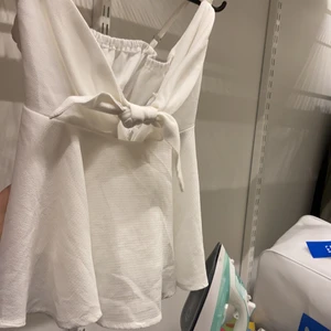 Jätte gullig topp - Köpt utomlands väldigt fin och söt till ett par jeans eller en kjol, går att matcha till mycket  , använt Max 2 gånger säljer Pga att den inte kommer till användning 