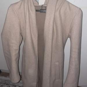 En beige kappa ifrån Zara använt flera gånger men ser så gott som ny ut