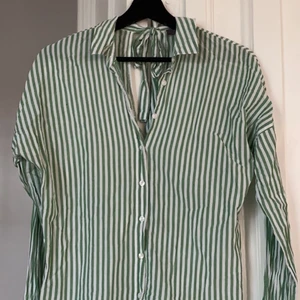 Grön/vit randig blus/skjorta  - Fin och mjuk skjorta med fina knytdetaljer. 
