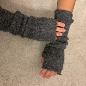 Handledsvärmare - Säljer dessa sååå mysiga handledsvärmare köpta förra hösten ifrån Zara!! De är så sjukt mjuka och perfekta nu till hösten🙌🏼 De är endast använda ett fåtal gånger och i bra skick❤️ 