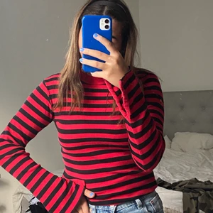 Randig tröja - Säljer denna fina röda randiga tröjan som är väldigt skön och har en fin slits vid armarna. Köparen står för frakt 