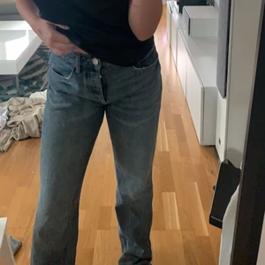 Zara jeans - Säljer ett par zara jeans storlek 38.. Slutsålda på zara. Den gråare färgen