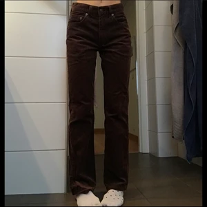 Manchesterbyxor 💝 - Söta och sköna manchesterbyxor från Levis, köpte dom secondhand för längesedan och nu har de bara legat i min garderob i typ två år⭐️ toppskick!!!