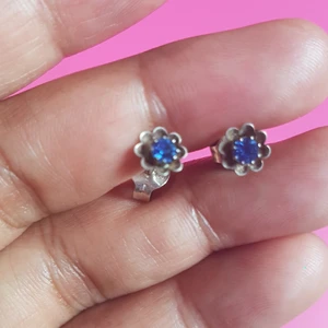 Jätte fint äkta silver örhengen  - Super fint äkta silver örhengen.  Med blå sten.  Pris 125kr ink frakt 