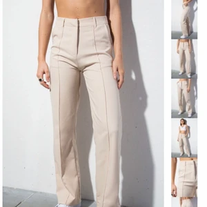 kostymbyxor  - kostymbyxor ifrån madlady i färgen light beige. storlek L och säljer pågrund av att dom är för stora för mig. Aldrig använda och helt nytt skick. står att det är midjemått 76-79 cm och 81-86 cm i innebenslängd❤️ skriv för mer bilder på byxorna. orginalpris 499 kr❤️ pris kan diskuteras