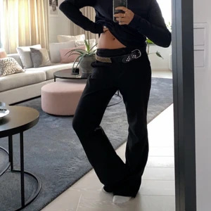 Kostymbyxor  - Säljer dessa svarta kostymbyxor köpa secondhand! Sitter lågmäldhet på mig som brukar ja storlek s❤️