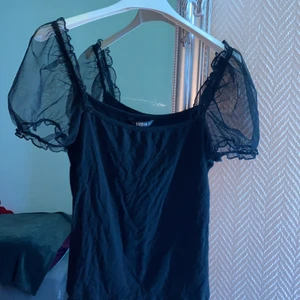 Tröja  - Jag säljer min tröja den är i storlek s men passar i storlek M också. Materialet är ganska skönt och kall den är i färgen svart.