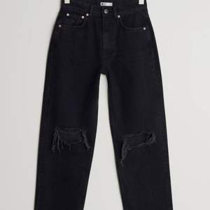 Säljer ett par jeans från ginatricot från deras 90’s serie. Svarta jeans med hål på knäna. De är petite. Alltså för ngn som är kort, de passar mig och jag är 160! Tänkte mig 200kr+frakt då de är helt nya och oanvända ☺️