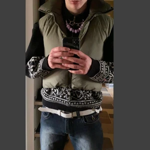 cropped slutsåld zara puffer väst - Vändbar väst (två olika sidor med två olika gröna färger). andra bilden är ett exempel på svenska instagram fashion ikonen. puffer cropped slutsåld zara väst. SAMMA FÄRG! bara olika ljus på dom två bilderna!