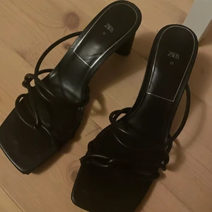 Klackar Zara  - Klackar i från zara i storlek 39! Jättefina och sköna😍💋💋köparen står för frakt!