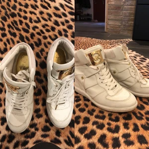 Michael kors - Michael kors sneakers av den högre platåmodellen. Nyskick, använda en handfull gånger! Storlek 39. 400kr plus frakt. Nypris 1200kr