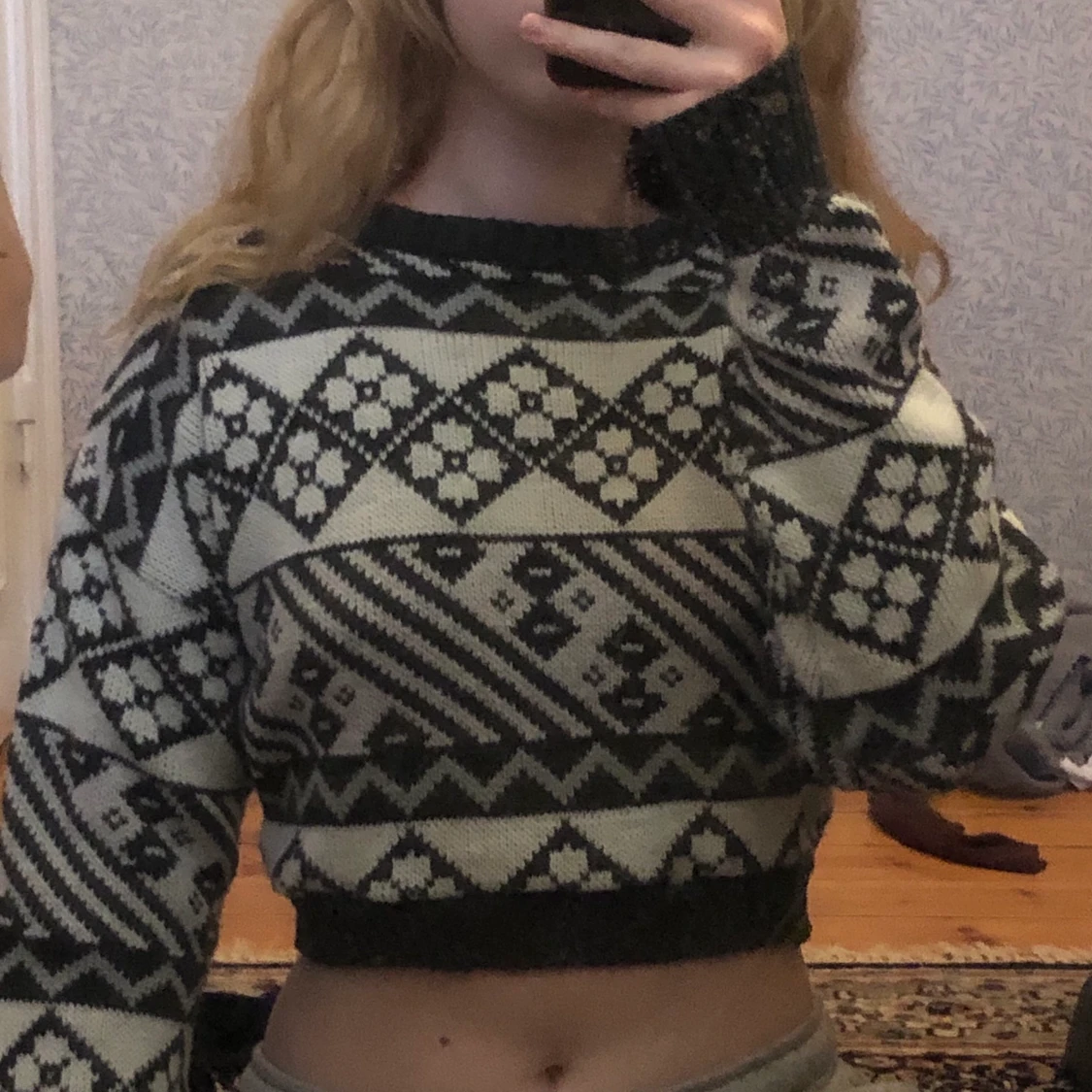 Stickad croptop i svart och vitt mönster!