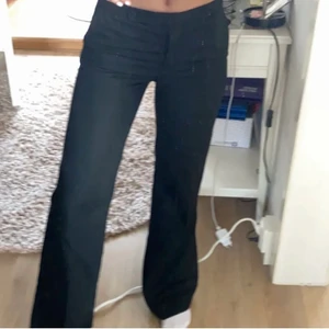 Kostymbyxor zara  - Säljer dessa lågmidjade zarabyxor, köpte här på Plick men var för små för mig därav aldrig använt💕 bild lånad av tjejen jag köpte dom från, fint skick!! Buda i kommentarerna ❤️ eller köp direkt för 300 kr 💕💕