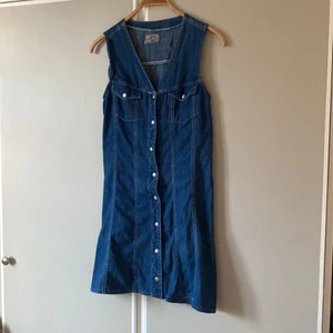 Jeansklänning  - Flyttrensning- Massvis med kläder till billiga priser!!  jag samfrakrar så kolla gärna mina andra annonser!   Kan skicka med frimärken eller spårbart, Frakt priset baseras på paketets vikt! Jag ansvarar inte för postens hantering av paket.   Kontakta mig vid frågor :) 