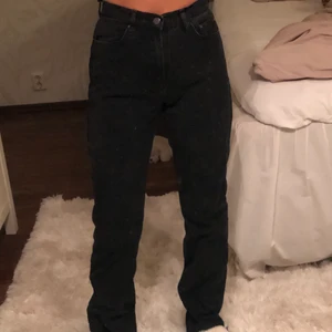 NLY Jeans  - Svarta jeans straightleg, de har en väldigt fin passform och bra längd för någon som även är längre än mig (jag är 163cm)🎅🏼 de är storlek 34 men skulle säga att de mer är en 36, därav för stora för mig💓 frakten betalas av köparen och vi kommer överens om vilken frakt💖