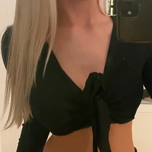 Svart topp XS - Svart topp som går att knyta fram, strl. XS 💖