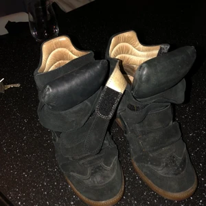 Isabel Marant skor - Säljer mina Isabel Marant sneakers i strl 38. De är rätt slitna därav det låga priset. Fler bilder skickas vid intresse. 