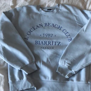 Blå tröja ginatricot  - Nyskick, endast använd en gång. Frakt ingår i priset