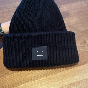Acne mössa💕 - Säljer min mörkblåa acne mössa i fint skick!💕 Färgen går inte att få tag på längre och nypris 1200kr. Skriv prisförslag!💕 frakten inkluderas INTE i priset!! KÖP DIREKT 900
