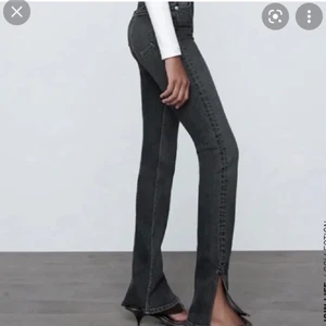 Zara jeans - Mörk gråa zara jeans i stl 36