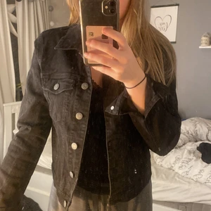 Svart jeansjacka från Vero Moda strl S  - En svart helt oanvänd jeansjacka, den har bara legat. Den är svart och har inge fel alls den är i helt nytt skick. Jackan är i storlek S