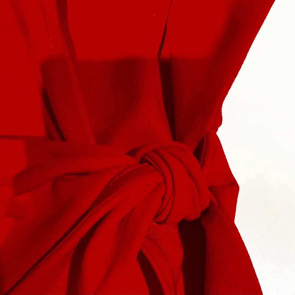 Den perfekta röda klänningen! En kort omlottklänning med knytning. Inköpspris 249kr, säljs för 120kr. Festklänning, knappt använd. 97% Polyester 3% Elastan . Klänningar.