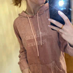 Rosa sweatshirt  - Skön rosa med ”en släng av” beige (vet inte riktigt hur jag ska beskriva färgen haha). Snören och luva i samma färg. Bra skick och knappt använd. Strl M men passar S. Är medellång på mig som är ca160cm