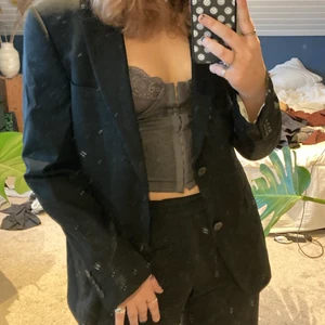 Blazer - Superfin svart blazer ifrån Riley. Storlek M i herr så sitter fint oversized på storlek xs-m. Jättebra skick och fin att ha på tex nyår. Skriv för fler bilder elelr frågor❤️❤️