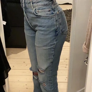 Blåa jeans - Säljer dessa coola jeans från KARVE på grund av att jag tyvärr aldrig använder dom o dom är för stora i midjan. Dom är knappt använda så ser ut som nya. Perfekt långa och jag är 1,60. Skriv om du vill ha fler bilder eller om du har någon fråga! Vill helst mötas upp i Linköping men går inte det står köparen för frakt :)