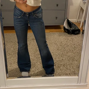 Lågmidjade Lee jeans strl W28L31 - Super snygga Lee jeans. De är i väldigt bra sick och i orginallängden. Lågmidjade med bootcut modell. Skriv gärna privat vid frågor ❤️🥰 Frakt på 66kr tillkommer 