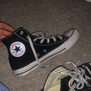 Converse Svarta, Storlek 38 - Jättefina converse, knappt använda, är bara att torka av och sedan är de som nya. Kan skickas i orginalkartongen om det önskas. Köptes för 750, lägg ett bud om du är intresserad✨