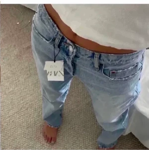 Zara jeans midrise - Säljer mina as snygga och trendiga zara jeans då jag fått ett par typ likadana. Sparsamt använda. Skriv vid frågor. (lånade bilder och köparen står för frakt)💕🤍
