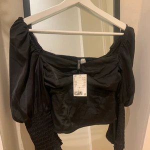 Fest topp  - Helt ny topp från hm i satin! croppas med fyrkantig urringning och puffiga ärmar! Stl 34 men passar upp till 36 pga stretch i ryggen! Ord pris 199
