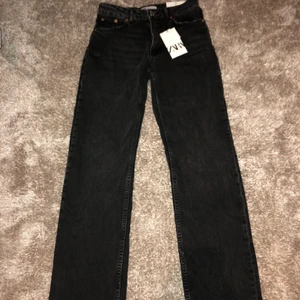 Zara mid waist straight - Köpte för ett tag sen o dom va för stora för mig men orkade aldrig lämna tillbaka. Bara testade en gång o lappen sitter kvar. Köpte för 399 säljer för 250 + frakt eventuellt 200 + frakt💗
