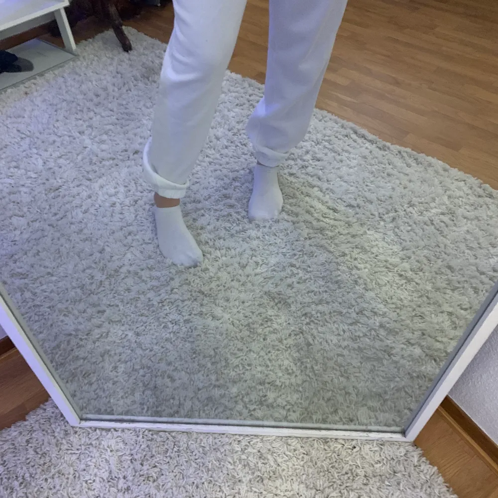 Vita mjukisbyxor från Nelly storlek M och kommer ej till någon användning ⭐️⭐️ . Jeans & Byxor.